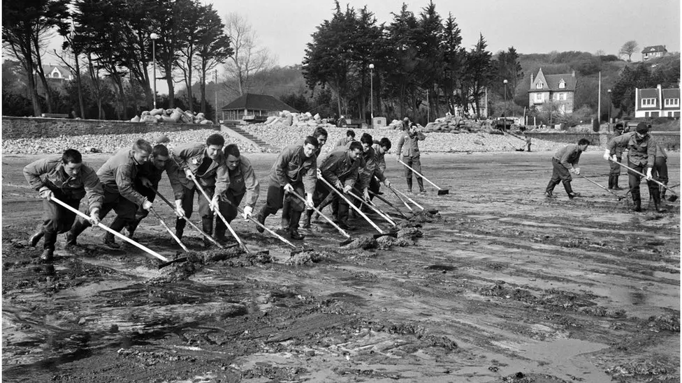 © Agence France-Presse (AFP) - French soldiers cleaning up the beach at Perros-Guirec